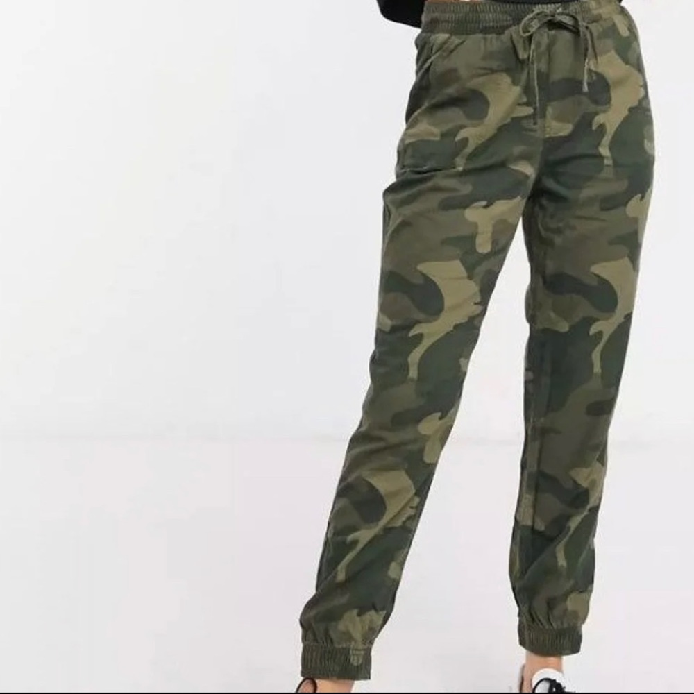 Holister~Womens Green Camo Jogger Pants in Size X-Large short. Like new!